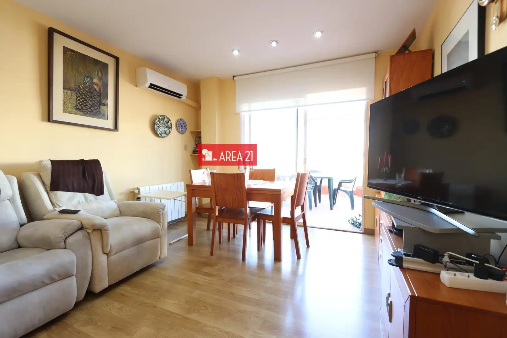 Sala d'estar de Àtic en venda en La Pobla de Vallbona amb Aire condicionat, Parquet i Terrassa