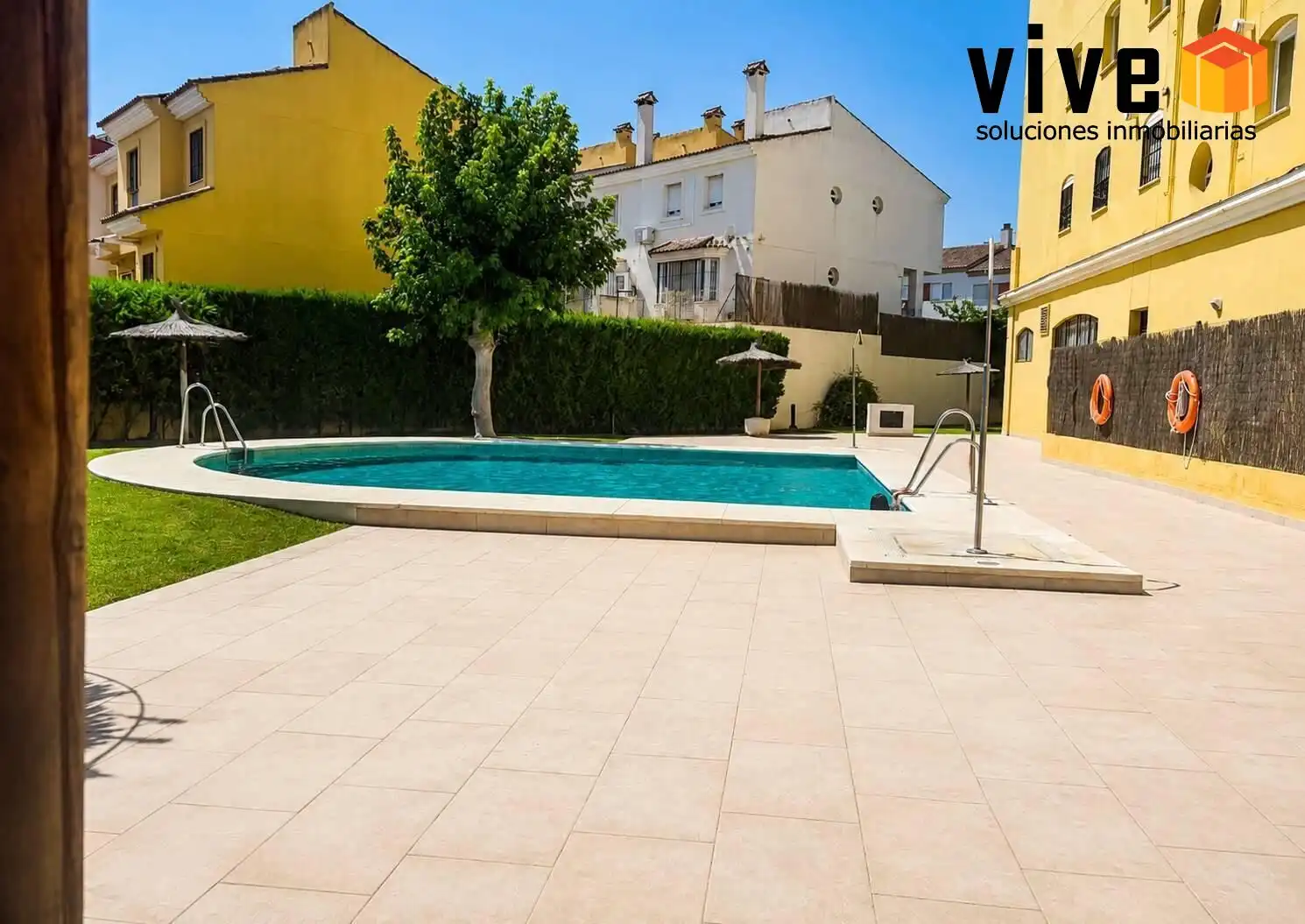 Piscina de Casa adosada en venda en San Juan de Aznalfarache amb Aire condicionat, Calefacció i Piscina comunitària