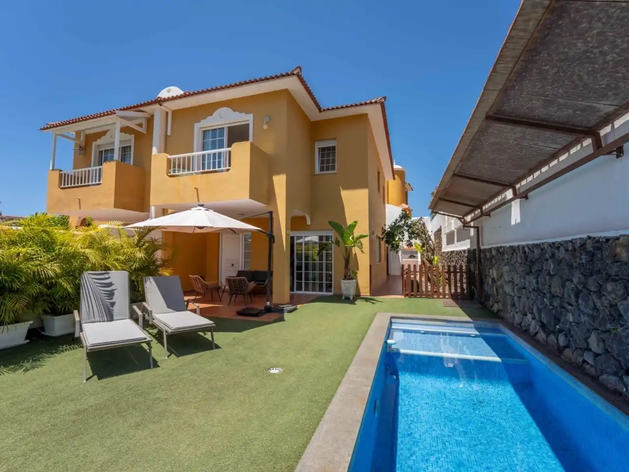 Exterior view of Houses for sale in Cuesta de la Villa