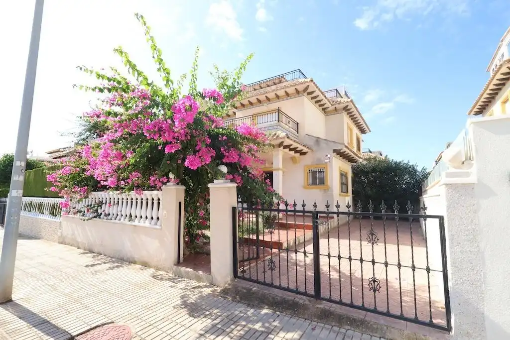 Semi-detached house with terrace for sale in Orihuela Costa