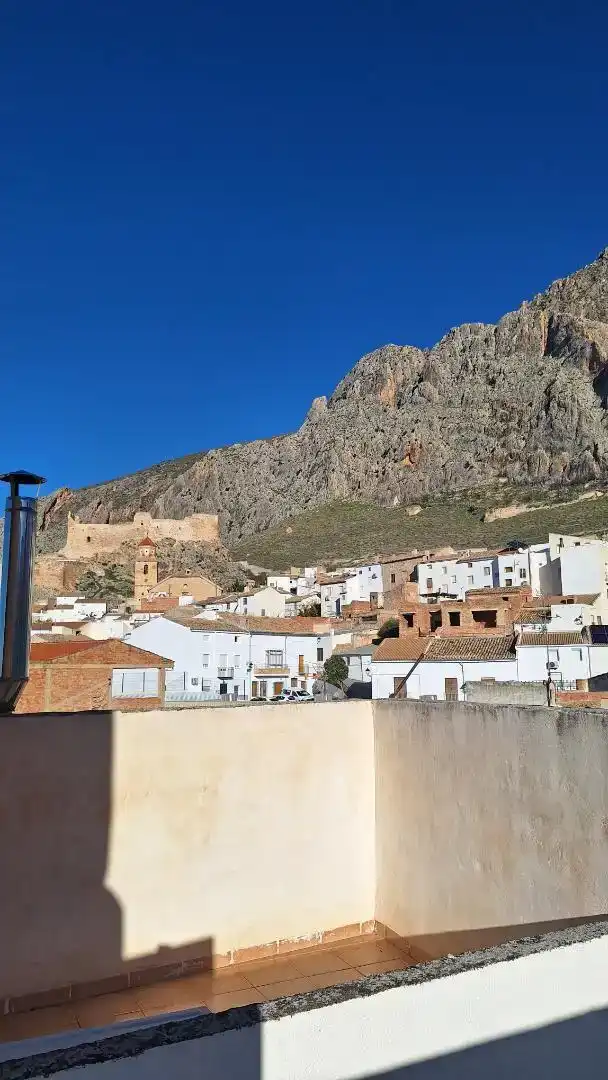 Vista exterior de Casa adosada en venda en Bedmar y Garcíez, Jaén