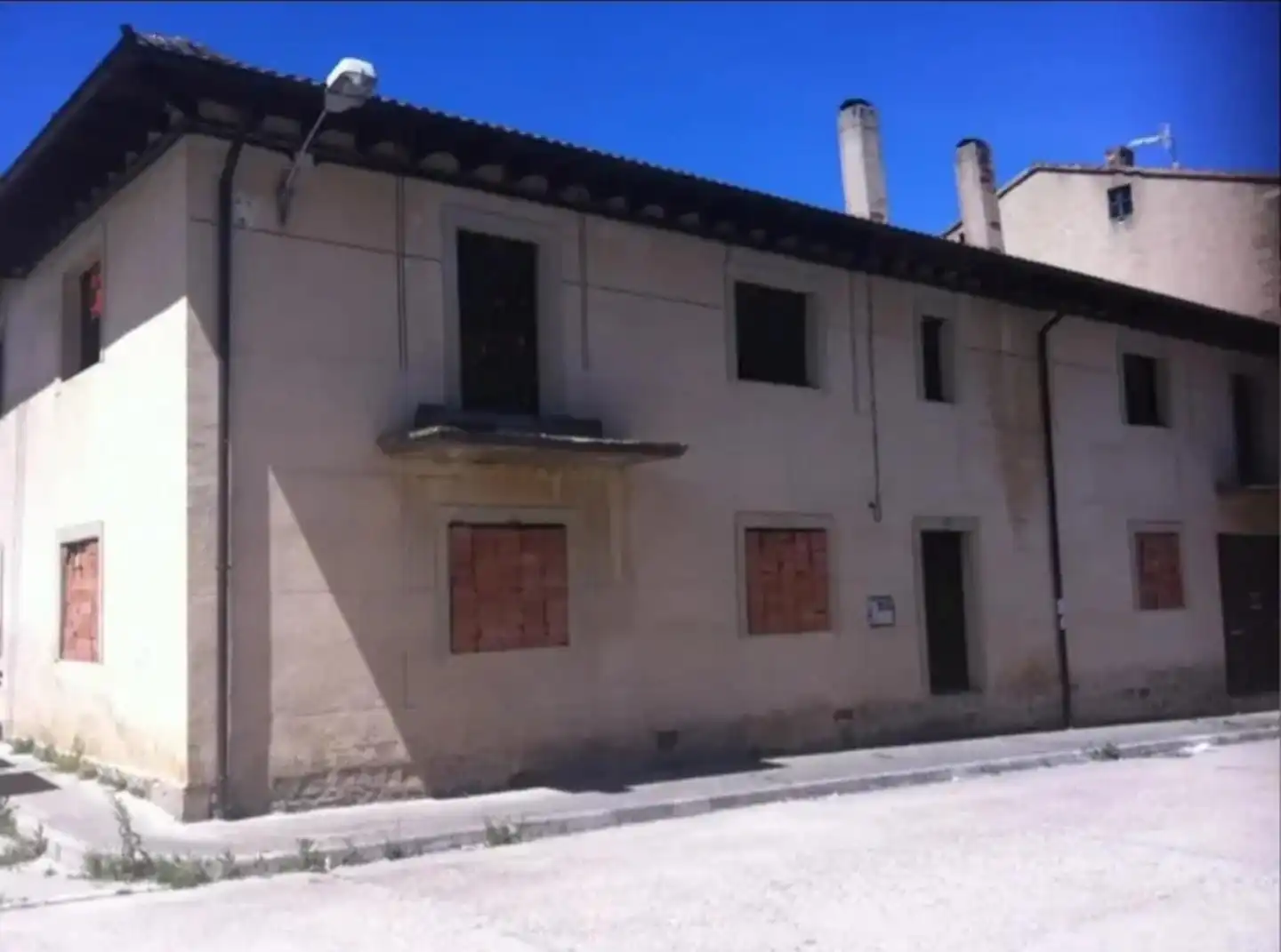 Vista exterior de Casa o xalet en venda en Regumiel de la Sierra amb Jardí privat i Traster