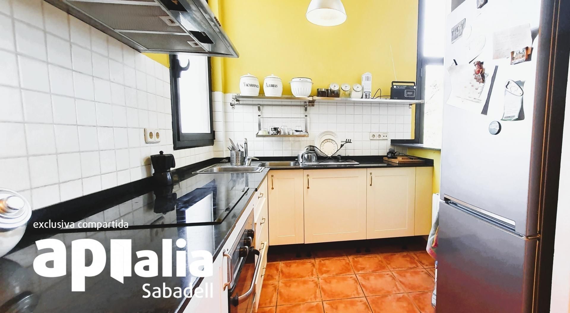 Cuina de Casa o xalet en venda en Castellar del Vallès amb Calefacció, Jardí privat i Terrassa