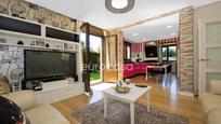 Sala d'estar de Casa o xalet en venda en Camargo amb Terrassa