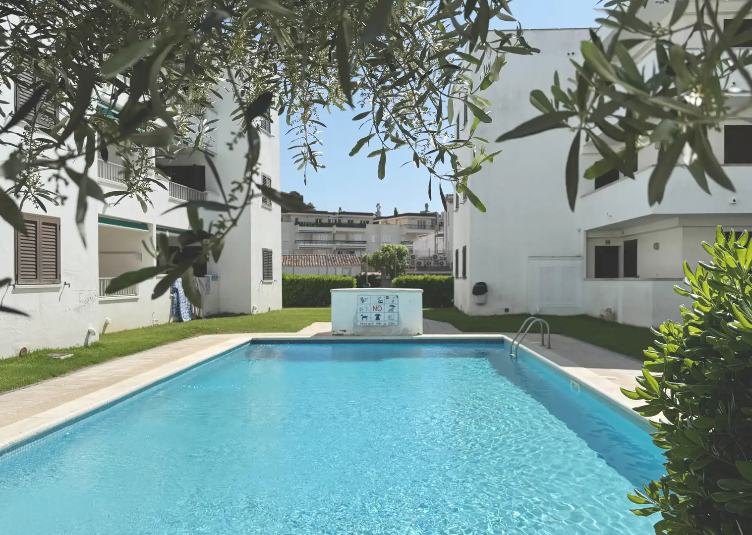 Schwimmbecken von Wohnungen zum Verkauf in L'Escala mit Klimaanlage, Parkett und Terrasse