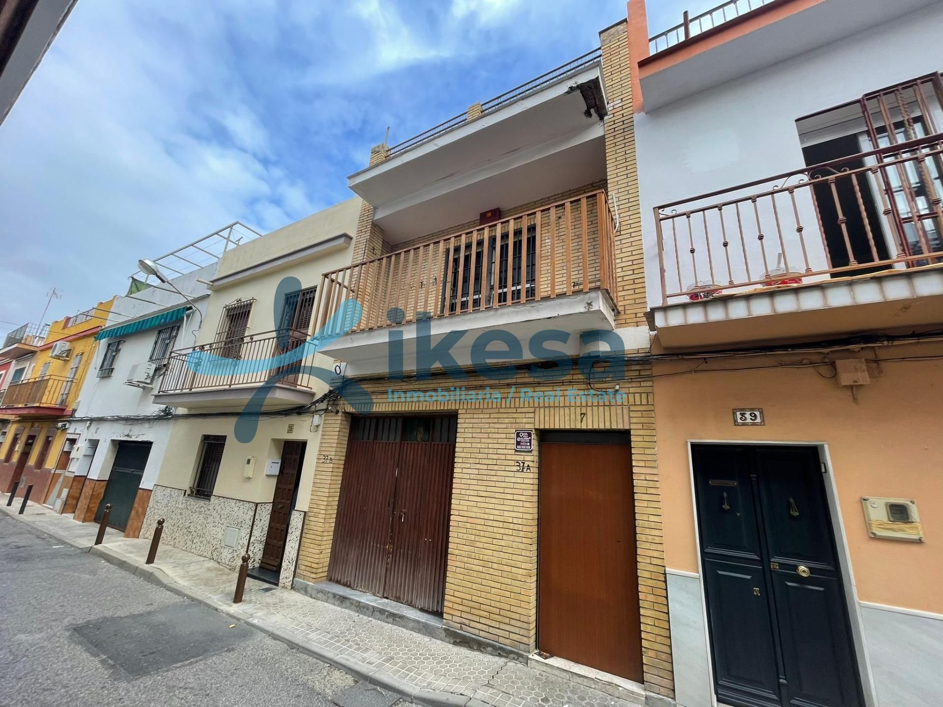 Exterior view of Single-family semi-detached for sale in  Sevilla Capital