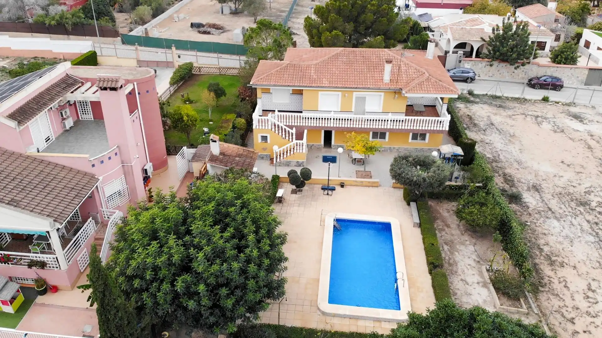 Vista exterior de Casa o xalet en venda en Orihuela amb Aire condicionat, Jardí privat i Terrassa