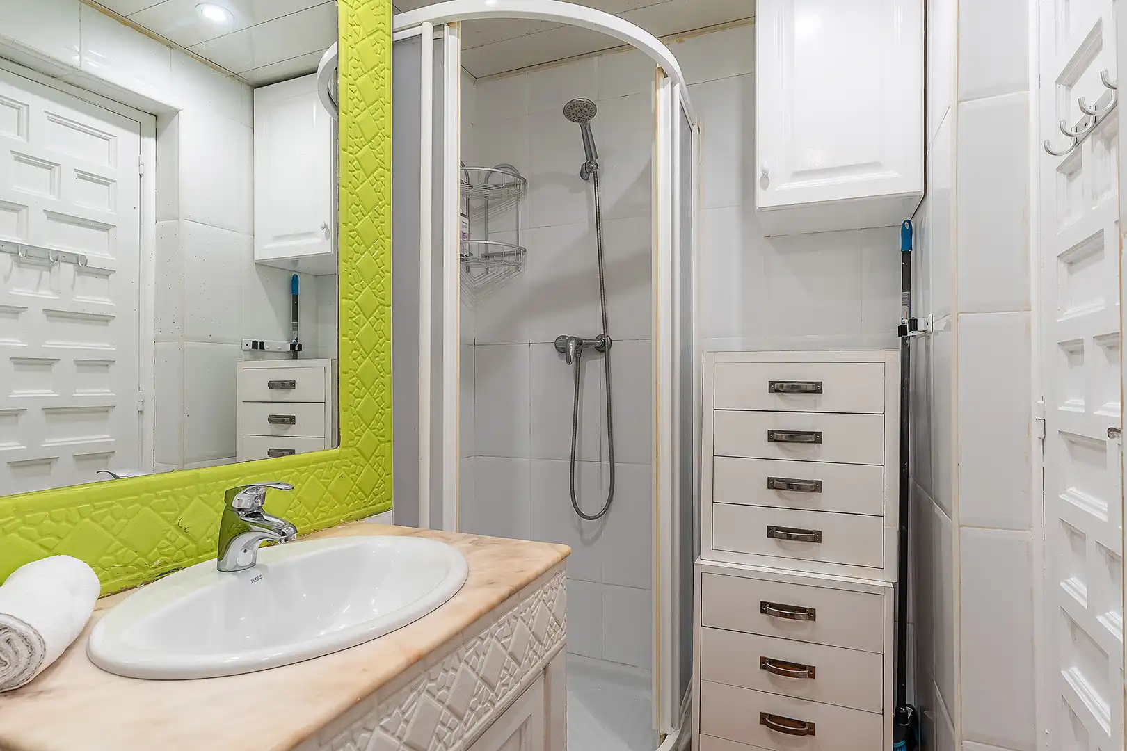 Badezimmer von Wohnungen zum Verkauf in Barcelona mit Klimaanlage, Möbliert und Waschmaschine