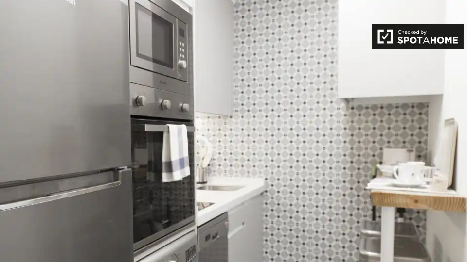 Cuina de Apartament per a compartir en Madrid amb Aire condicionat, Calefacció i Terrassa