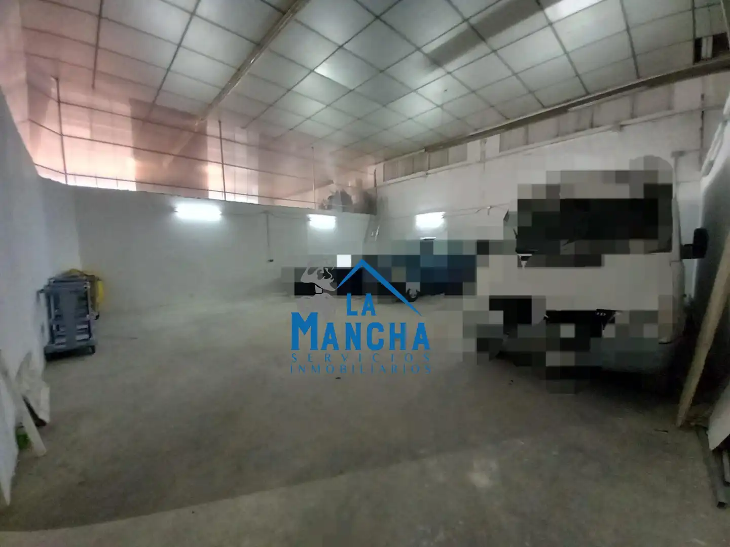 Parkplatz von Fabrikhallen zur Miete in Albacete