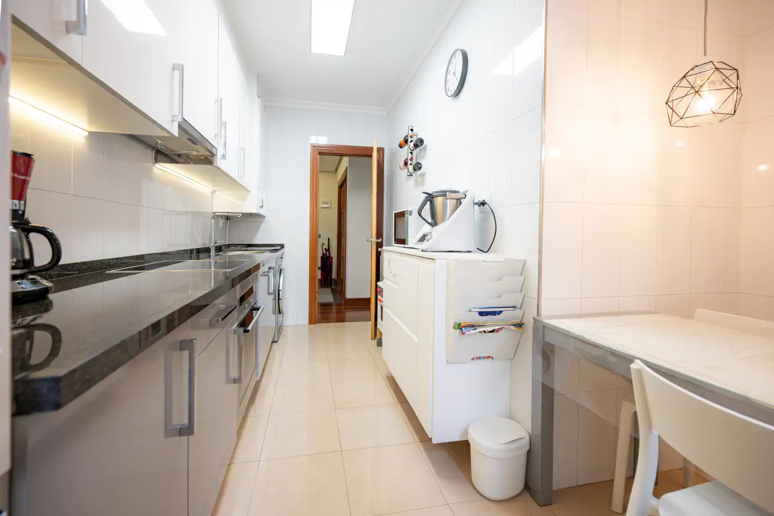 Küche von Wohnung zum Verkauf in Oviedo  mit Heizung, Privatgarten und Abstellraum