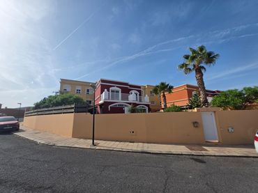 Casa amb balcó en venda a Calle Calle Roda