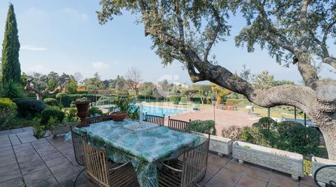 Se presenta una villa de estilo tradicional que se sitúa en una de las mejores parcelas de la urbanización. El chalet destaca por, image 5