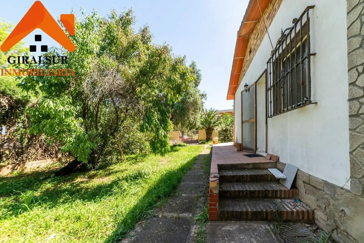 Vista exterior de Casa o xalet en venda en Alcalá de Guadaira amb Aire condicionat, Jardí privat i Terrassa