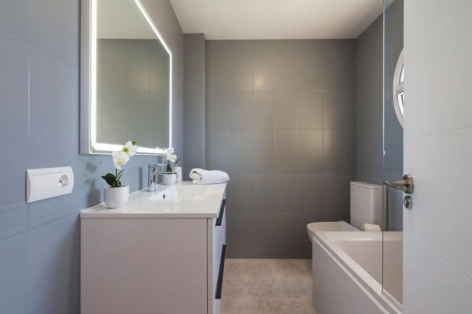 Baño de Casa adosada en venta en Marbella con Aire acondicionado, Calefacción y Jardín privado
