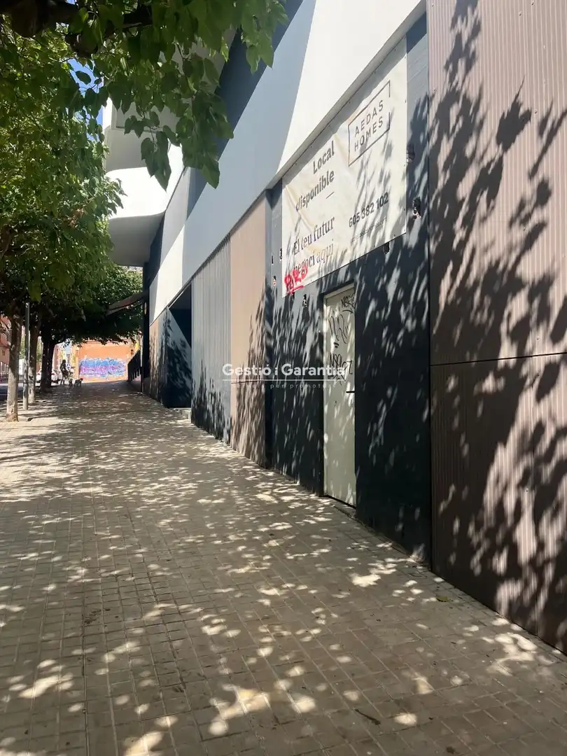 Vista exterior de Local en venta en L'Hospitalet de Llobregat
