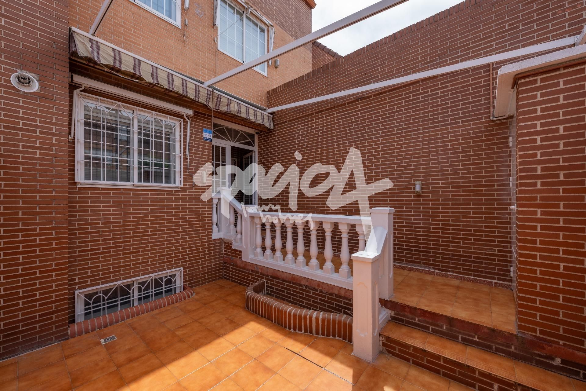 Vista exterior de Casa adosada en venda en Alcalá de Henares amb Aire condicionat, Calefacció i Jardí privat