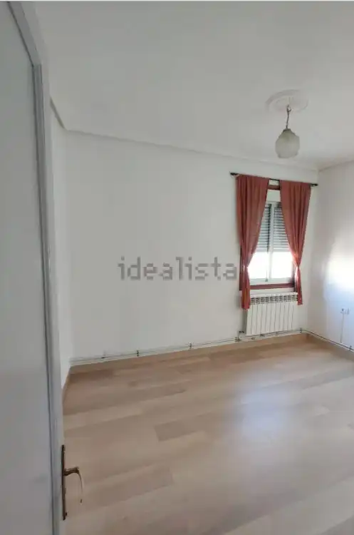 Dormitori de Casa o xalet en venda en Ourense Capital  amb Calefacció, Jardí privat i Moblat