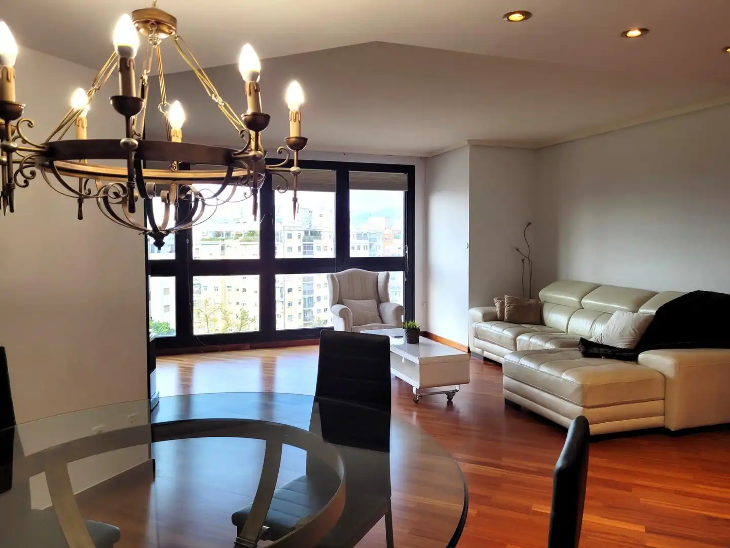 Sala d'estar de Pis en venda en Valencia amb Calefacció, Parquet i Jacuzzi