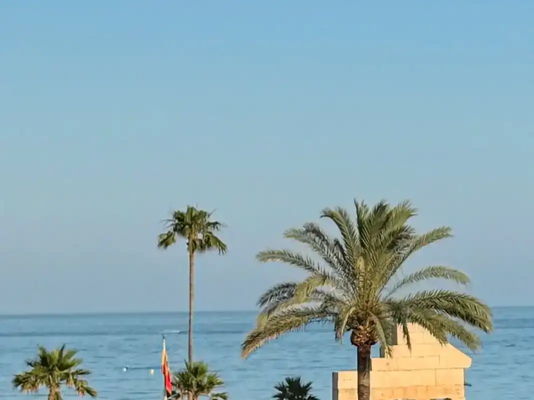 Vista exterior de Casa o xalet en venda en Fuengirola amb Aire condicionat i Balcó