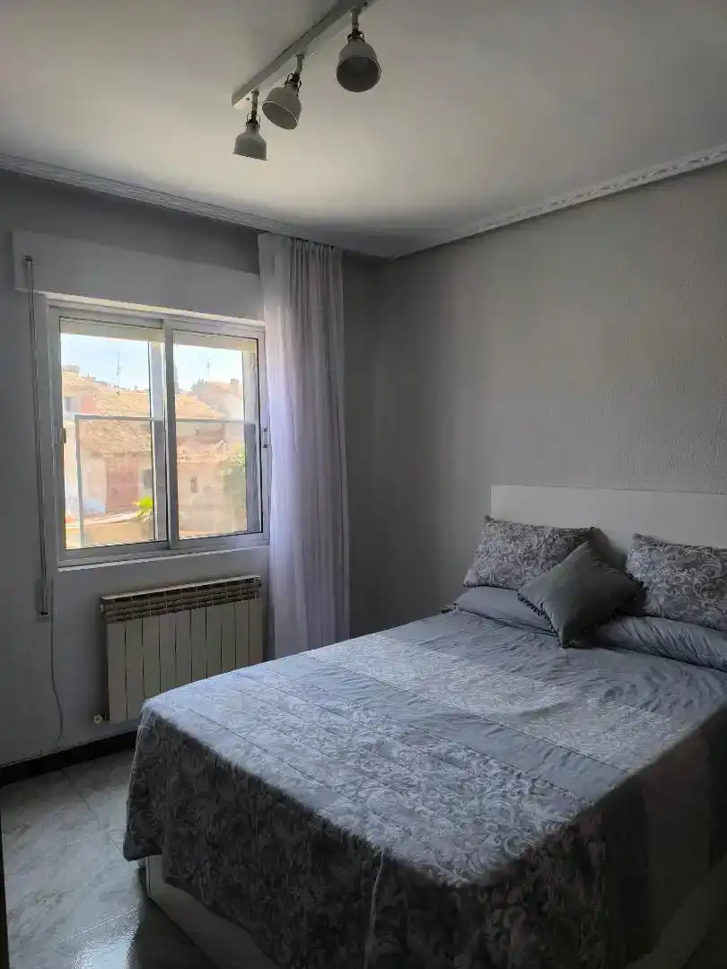Dormitori de Casa adosada en venda en Baltanás amb Parquet, Traster i Moblat