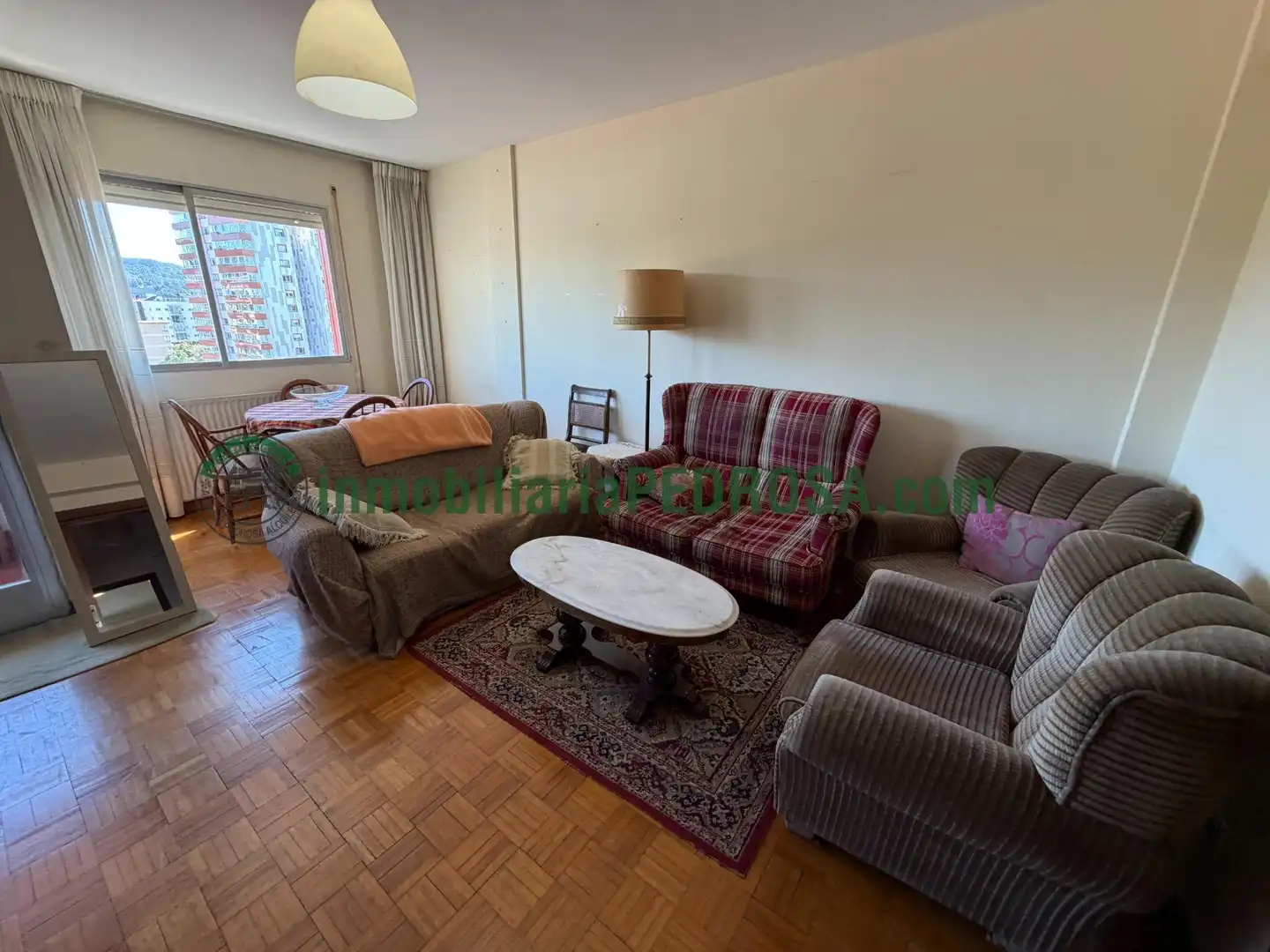 Sala d'estar de Estudi de lloguer en Pontevedra Capital  amb Calefacció, Parquet i Moblat