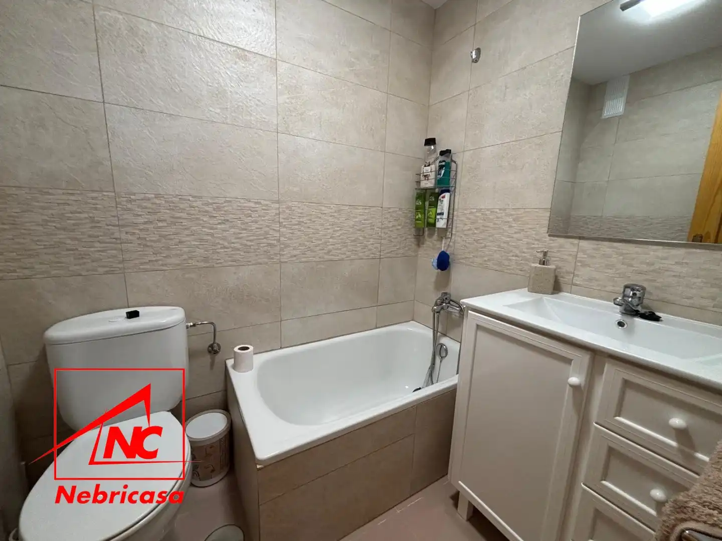 Baño de Piso de alquiler en Rota con Terraza, Piscina y Amueblado