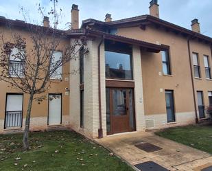 Vista exterior de Dúplex en venda en Sojuela amb Calefacció, Parquet i Terrassa