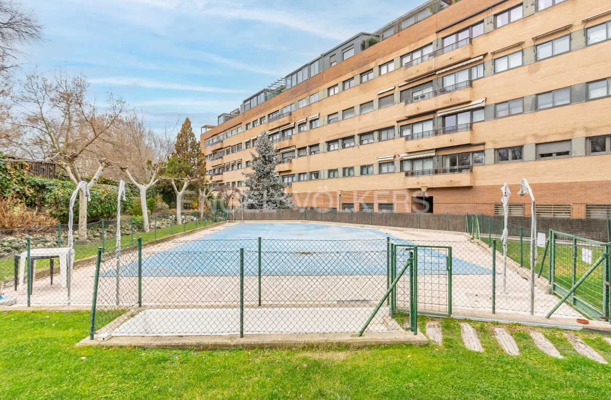 Vista exterior de Àtic de lloguer en  Madrid Capital amb Aire condicionat, Calefacció i Jardí privat