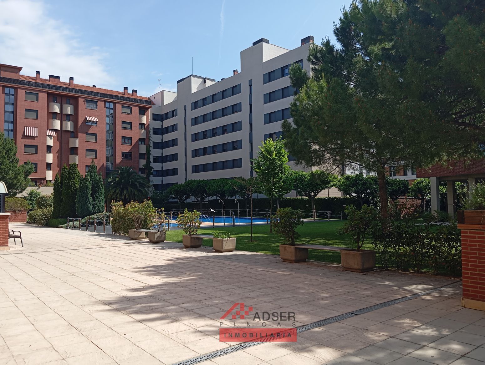Vista exterior de Pis en venda en  Logroño amb Calefacció, Jardí privat i Parquet