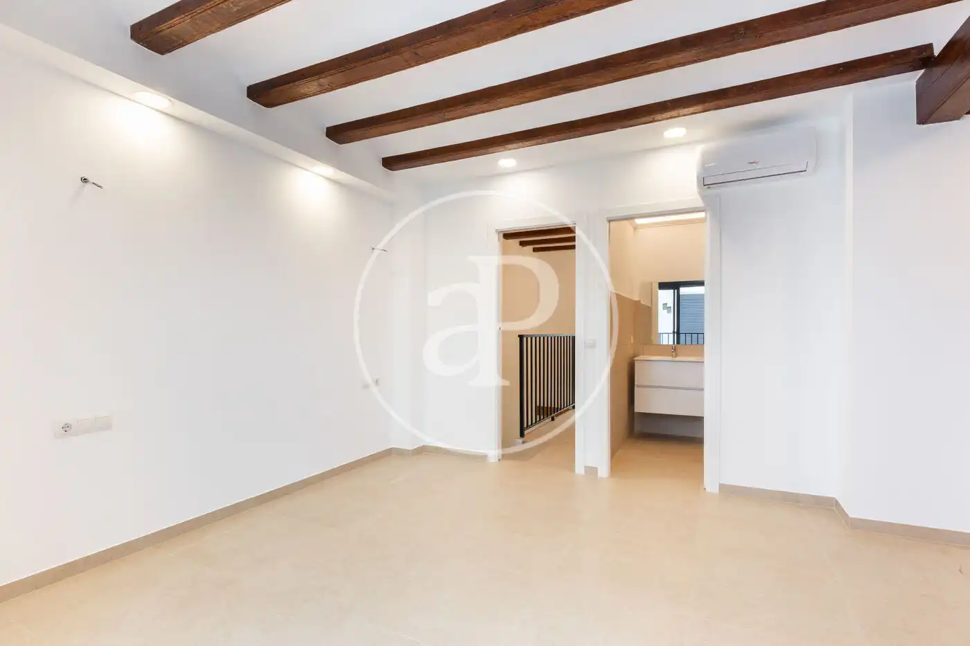 Loft zum Verkauf in Valencia mit Klimaanlage, Heizung und Terrasse