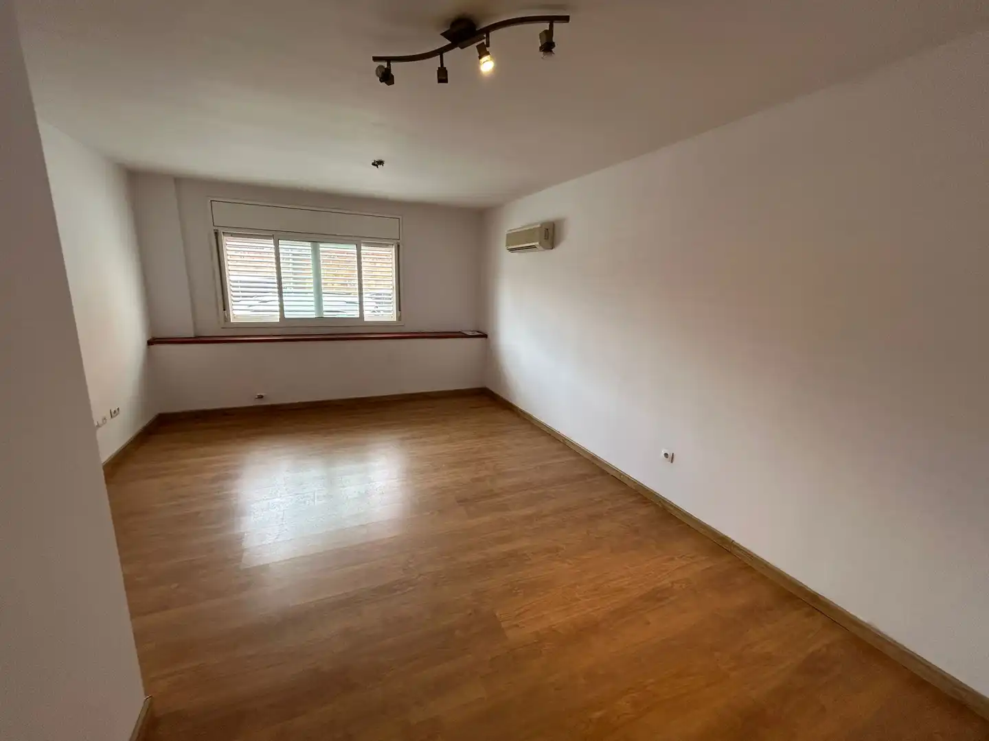 Wohnung zum Verkauf in Piera mit Heizung, Ofen und Alarm