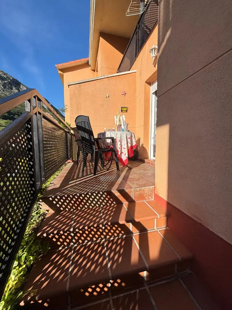 Terrassa de Casa adosada en venda en Morcín amb Calefacció, Jardí privat i Parquet