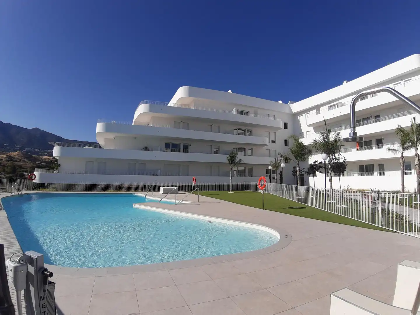 Piscina de Ático de alquiler en Fuengirola con Terraza, Trastero y Jacuzzi
