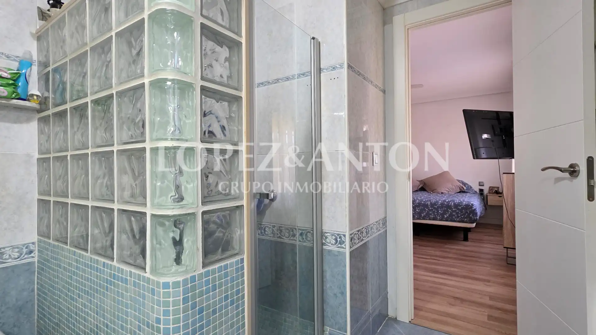 Badezimmer von Haus oder Chalet zum Verkauf in L'Eliana mit Klimaanlage, Heizung und Privatgarten