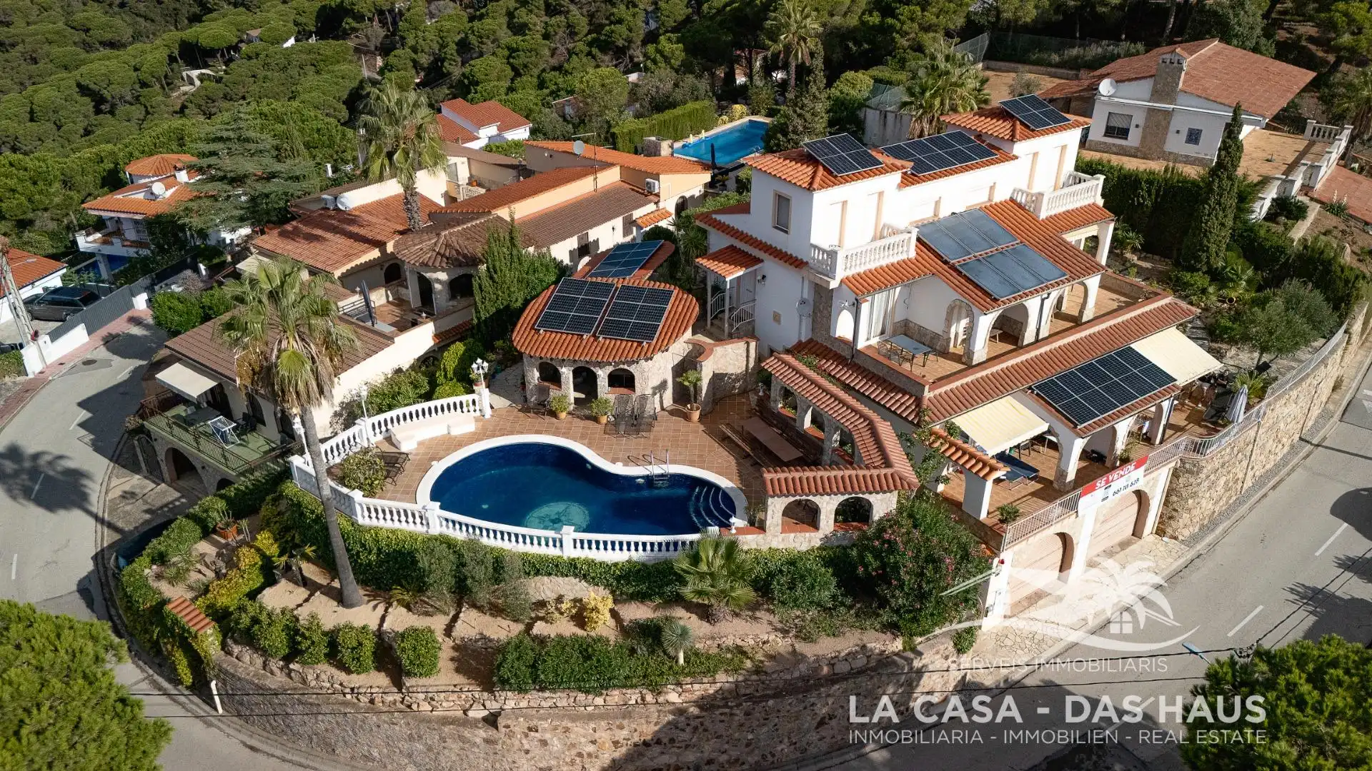 Casa con piscina en venta en Carrer de Montecarlo 43, imagen 2