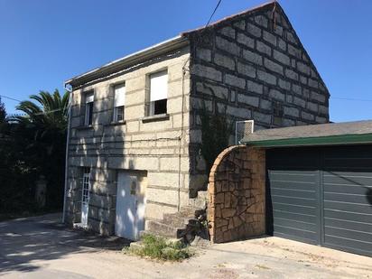 Vista exterior de Casa o xalet en venda en Vilagarcía de Arousa amb Jardí privat, Terrassa i Traster