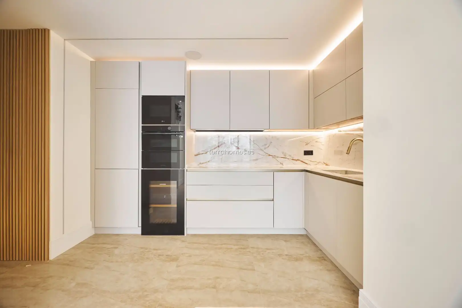Cuina de Apartament en venda en Madrid amb Aire condicionat