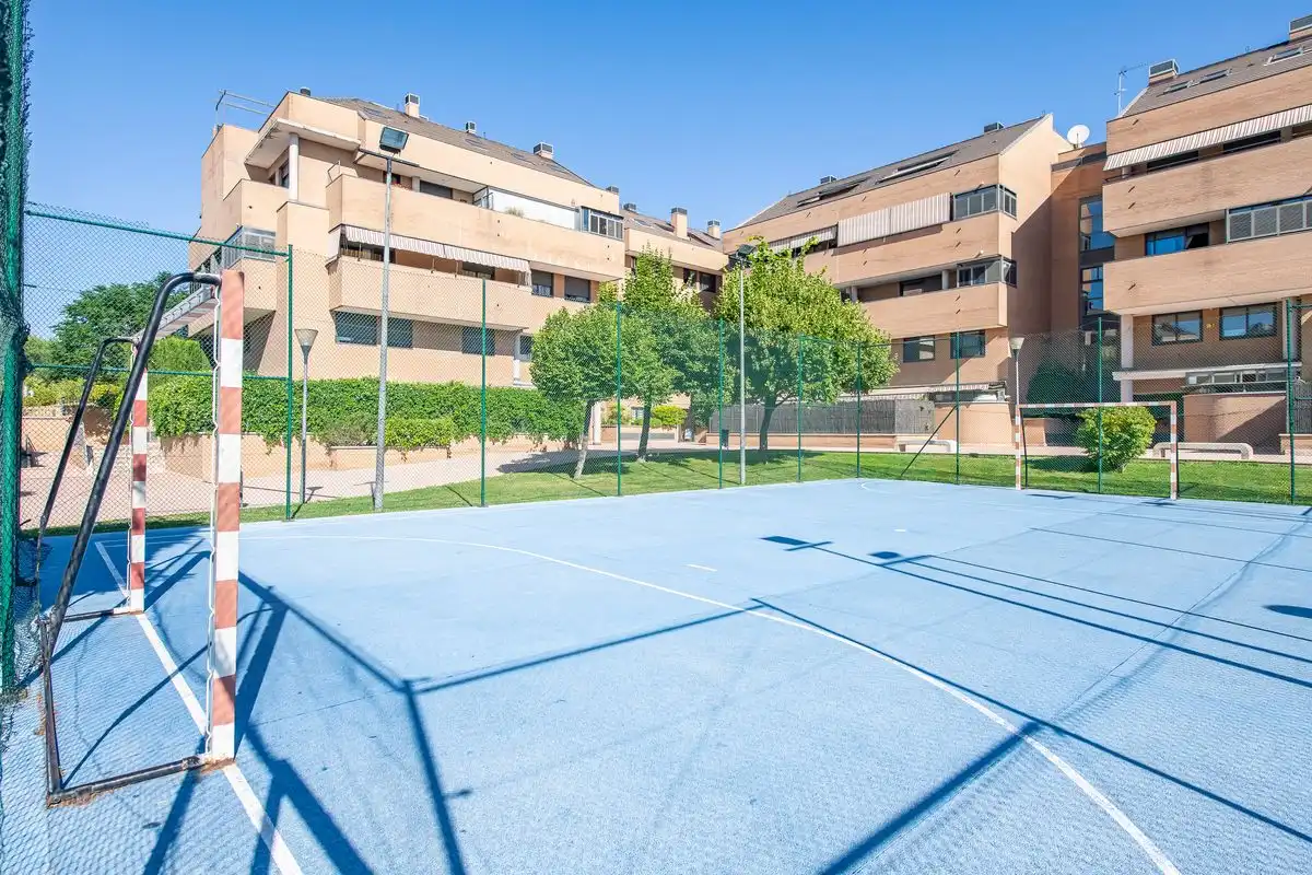 Vista exterior de Àtic en venda en Pozuelo de Alarcón amb Aire condicionat, Calefacció i Jardí privat