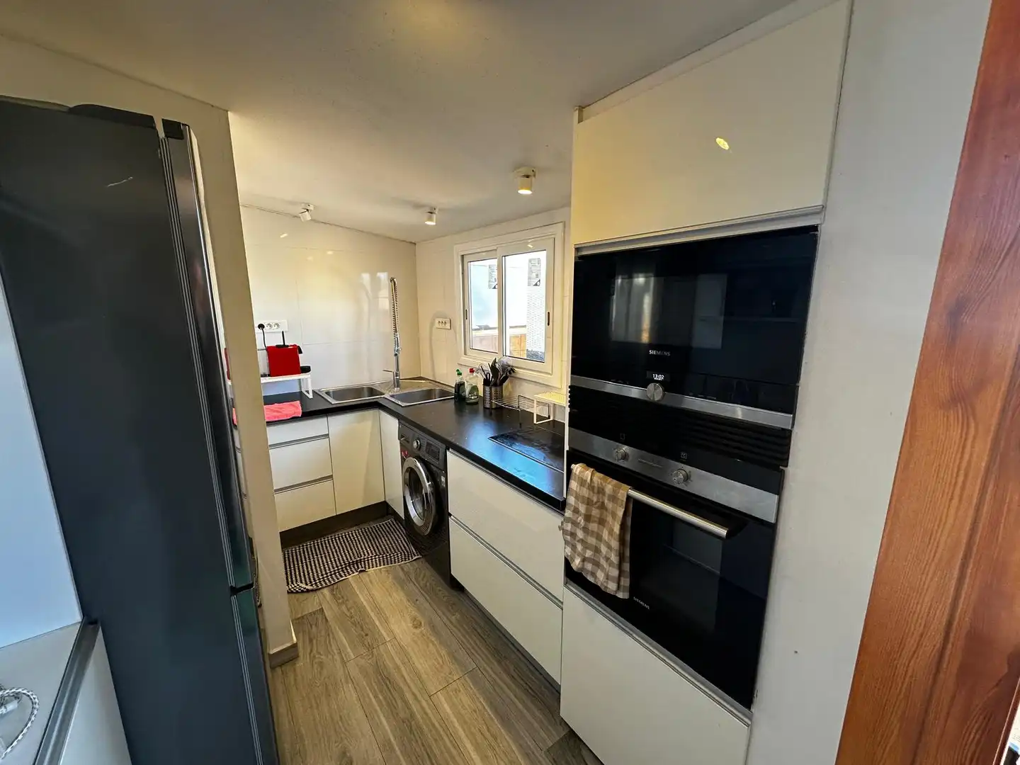 Küche von Dachboden zum Verkauf in Barcelona mit Balkon