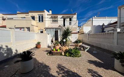 Vista exterior de Casa adosada en venda en Torrevieja amb Aire condicionat, Calefacció i Jardí privat