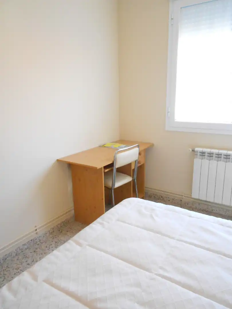 Habitación de Piso de alquiler en  Logroño con Calefacción, Amueblado y Horno