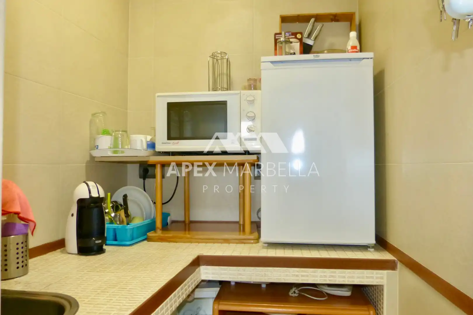 Cuina de Local en venda en Marbella amb Aire condicionat, Moblat i Internet