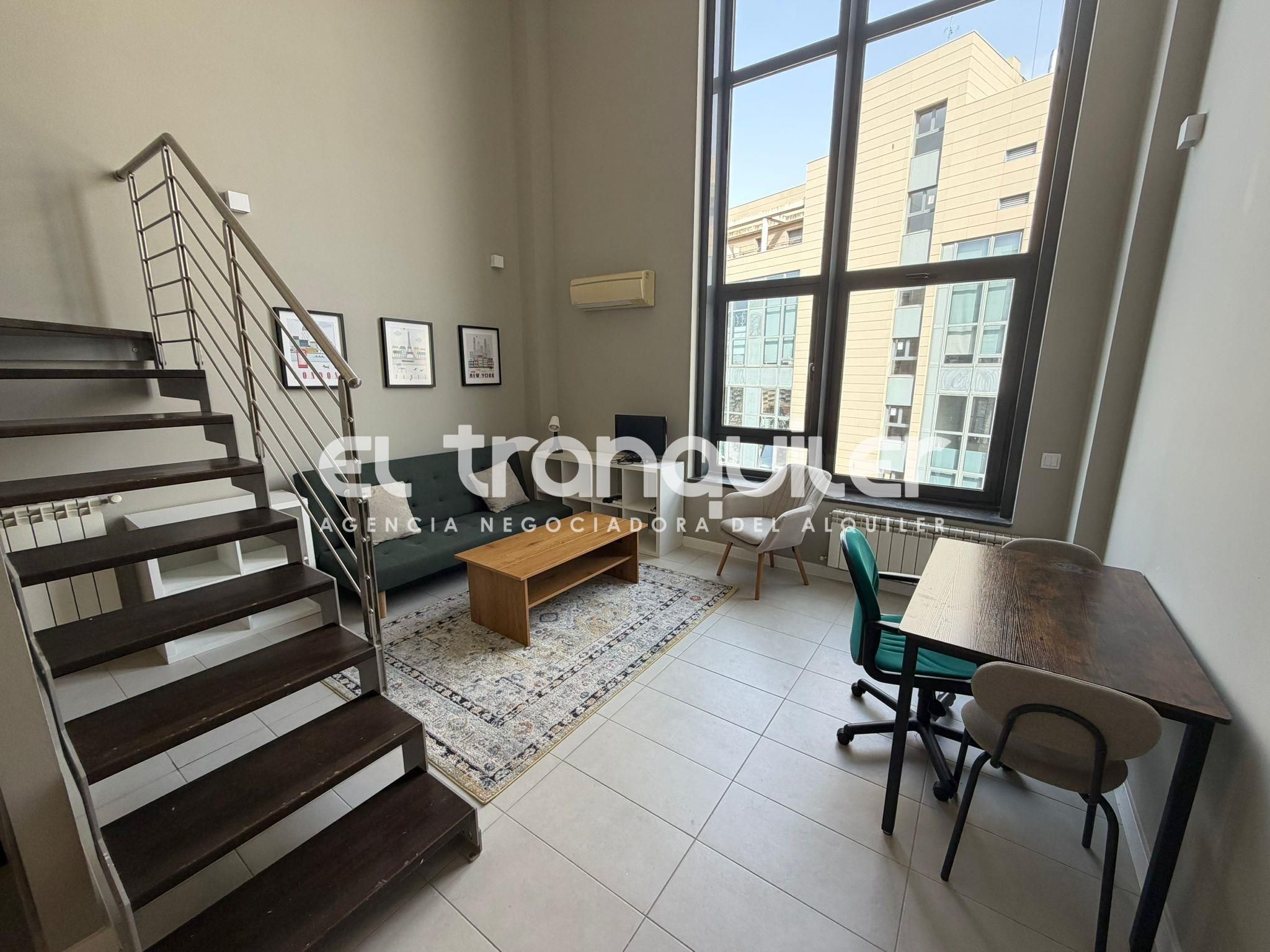 Sala d'estar de Dúplex de lloguer en  Madrid Capital amb Aire condicionat, Moblat i Rentadora