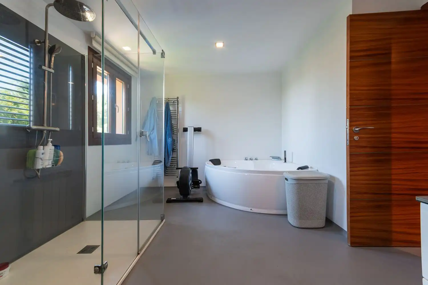 Badezimmer von Einfamilien-Reihenhaus zum Verkauf in Boadilla del Monte mit Klimaanlage, Heizung und Abstellraum