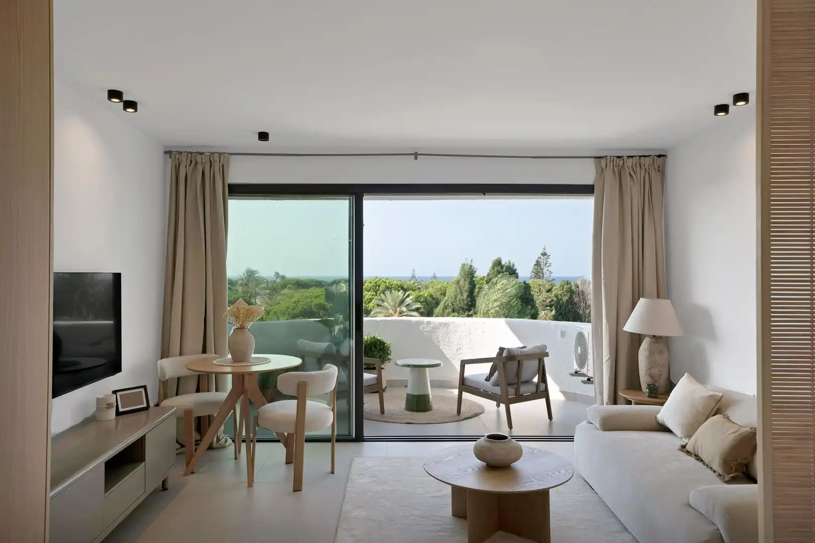 Sala de estar de Estudio en venta en Marbella con Aire acondicionado, Calefacción y Jardín privado
