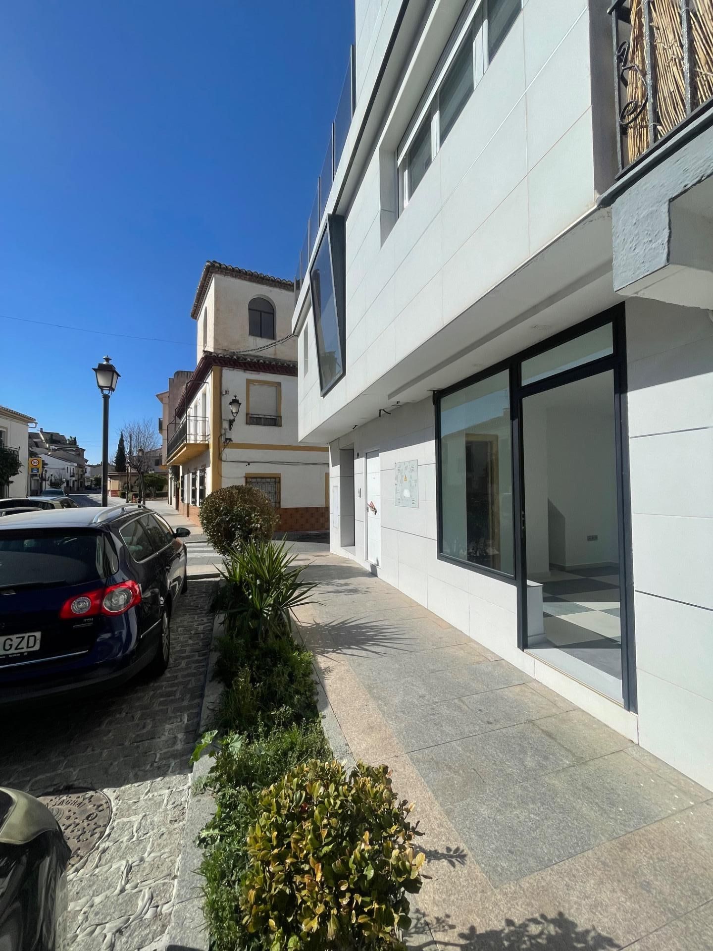 Vista exterior de Local en venda en La Zubia