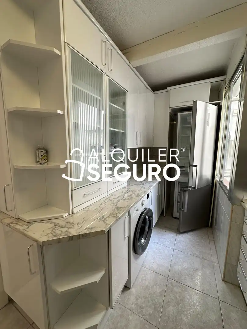 Cocina de Piso de alquiler en Madrid con Calefacción y Trastero