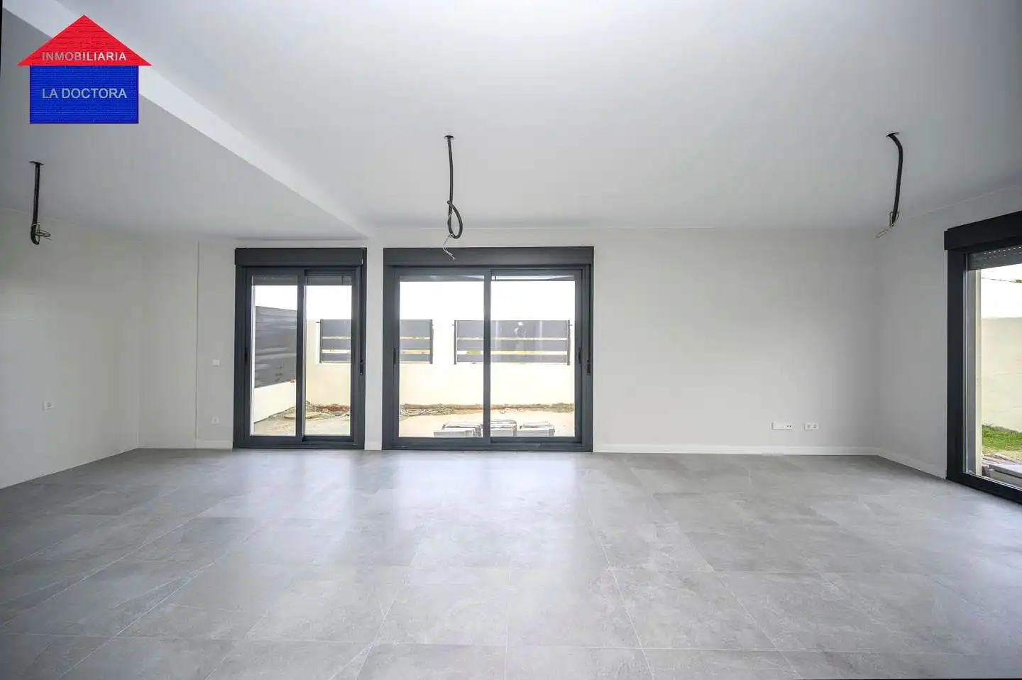 Sala de estar de Casa adosada en venta en Villamantilla con Aire acondicionado, Calefacción y Jardín privado