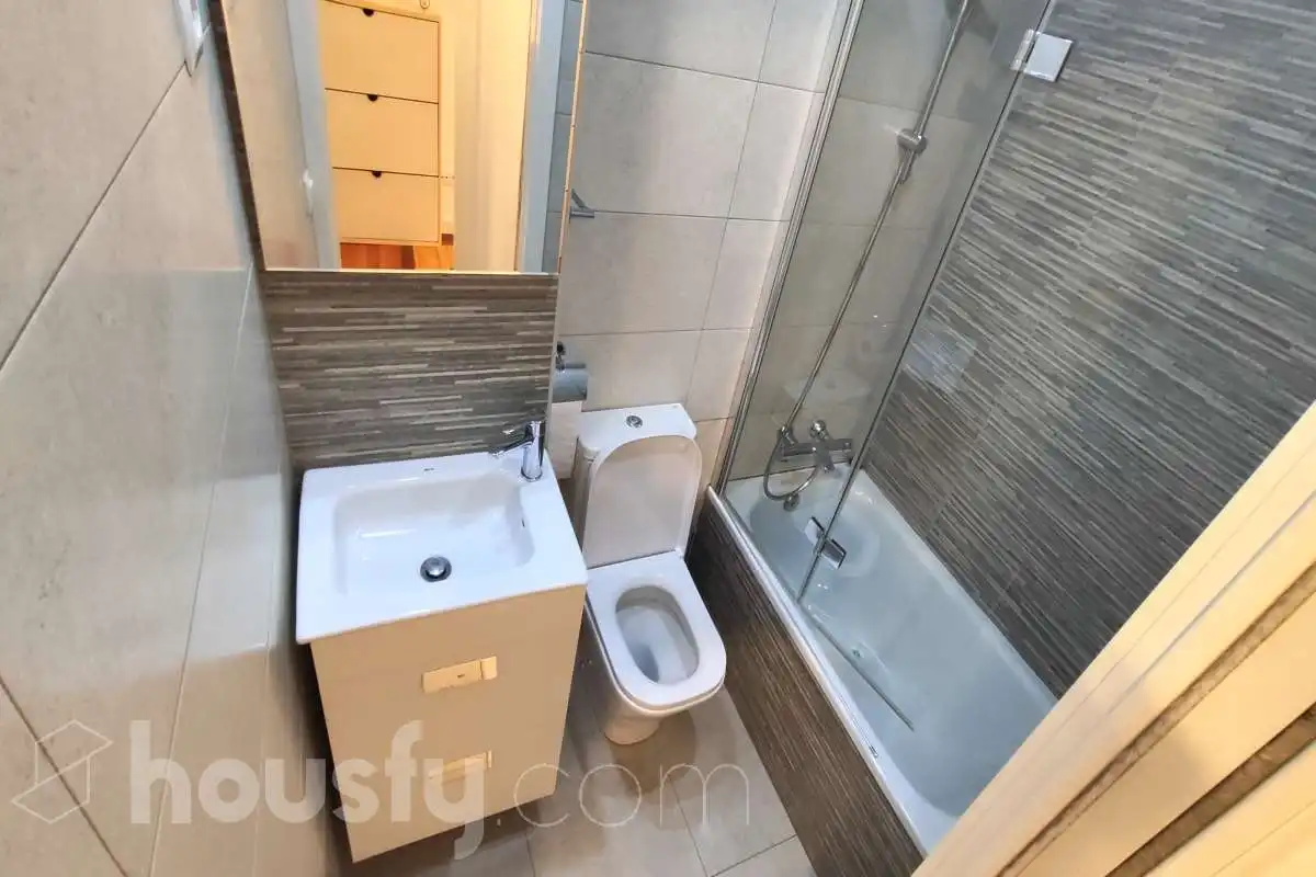 Bathroom of Flat for rent in Madrid  with Air Conditioner, Terrace and Furnished